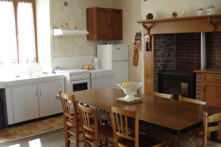 Une cuisine comporte 1 gazinière 4 feux avec four, 1 frigo avec compartiment congélation, 1 hotte aspirante, 1 poêle à bois ( bois fourni ), 1 bahut, 1 table avec 8 chaises, un micro onde et un lave vaisselle, toute la vaisselle et ustensiles de cuisine pour 8 personnes : cafetière électrique, cocotte minute, service à raclette, faitout, grille-pain, planche à repasser avec fer....)