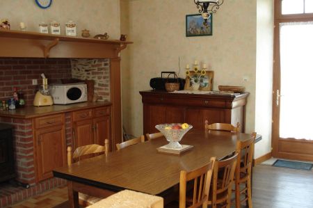 Une cuisine comporte 1 gazini�re 4 feux avec four, 1 frigo avec compartiment cong�lation, 1 hotte aspirante, 1 po�le � bois ( bois fourni ), 1 bahut, 1 table avec 8 chaises, un micro onde et un lave vaisselle, toute la vaisselle et ustensiles de cuisine pour 8 personnes : cafeti�re �lectrique, cocotte minute, service � raclette, faitout, grille-pain, planche � repasser avec fer....)�