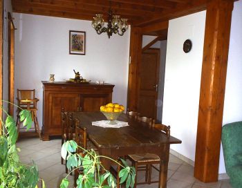 Salle � Manger : une table pour 12 personnes et 6 chaises, un bahut